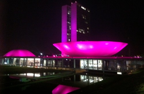 Outubro Rosa ilumina monumentos no DF e alerta para risco de câncer de mama